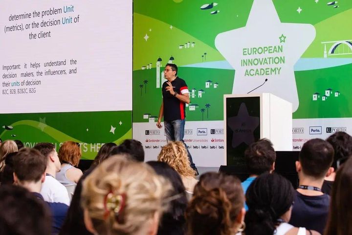A presentation during the European Innovation Academy program